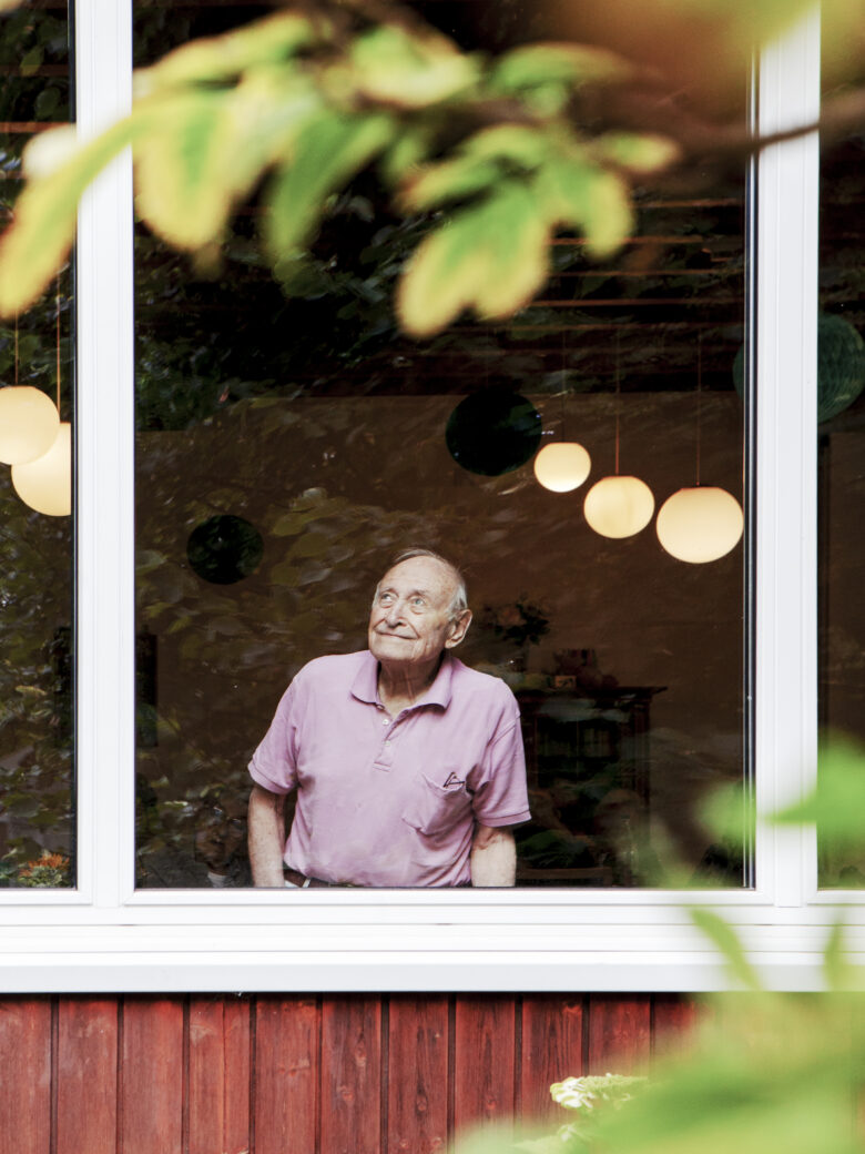 Alter Mann Blick aus dem Fenster