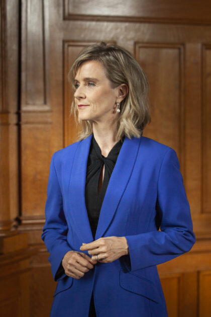 Blonde Frau, blauer Blazer, Bundeshaus Bern