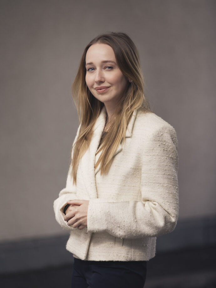 Junge Frau mit weissem Oberteil