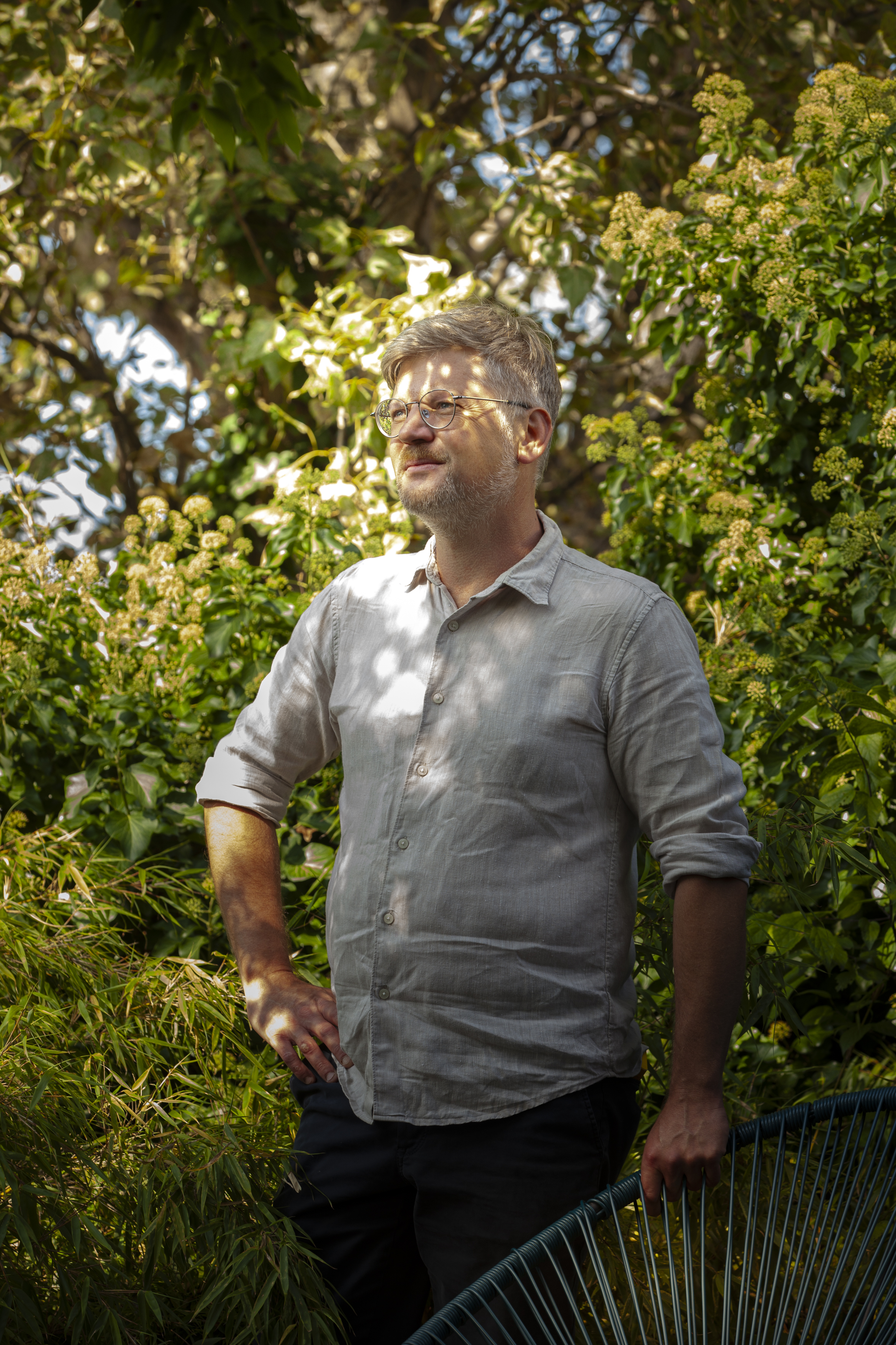 Portrait von einem Mann in einer grünen Pflanzenumgebung