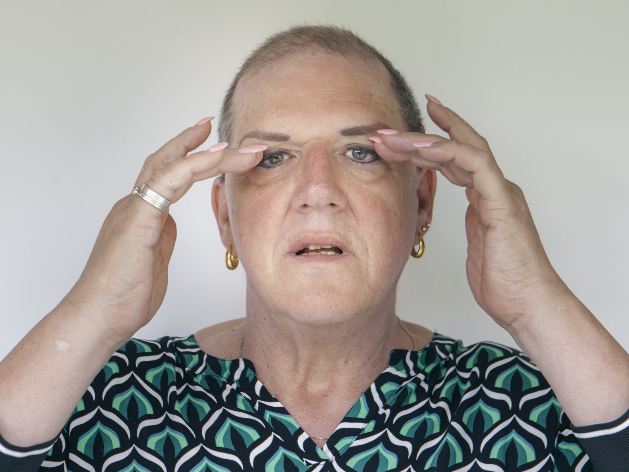 Eine Frau im der Transformation zum Mann