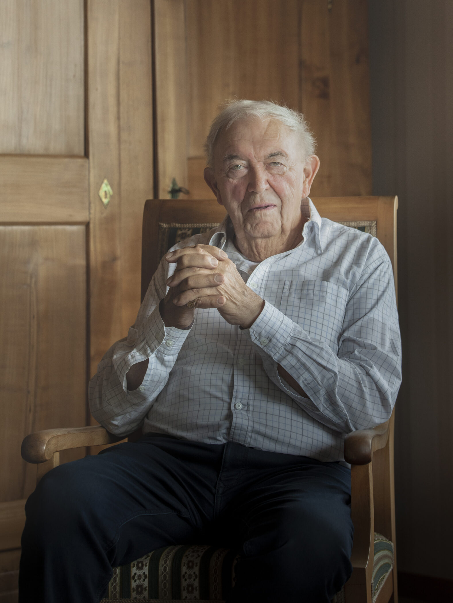 Alter Mann im Wohnzimmer