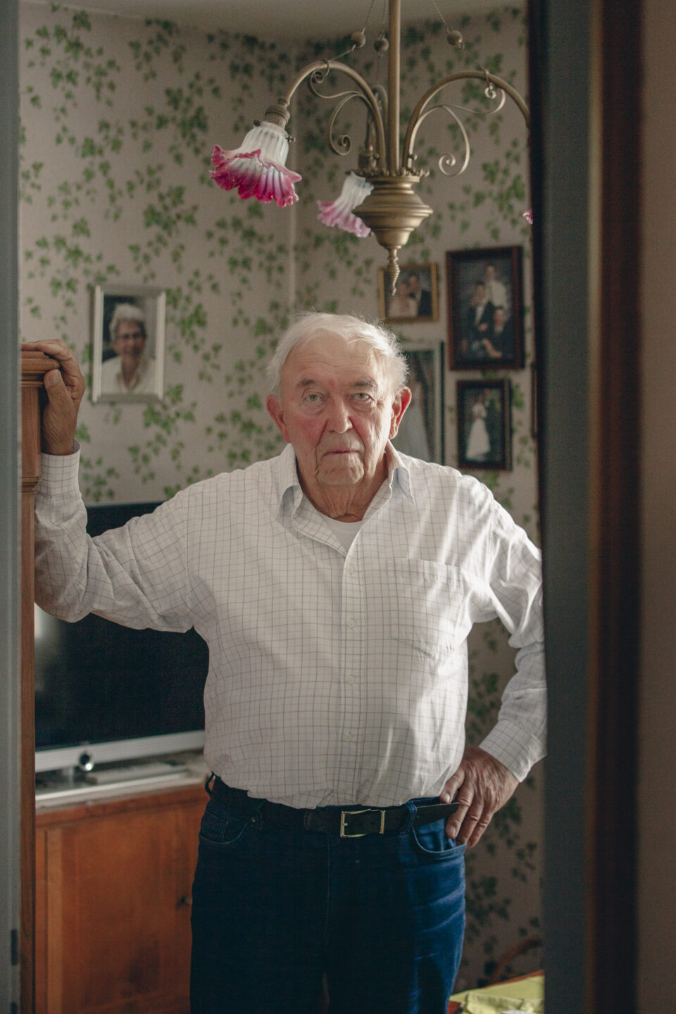 Alter Mann im Wohzimmer