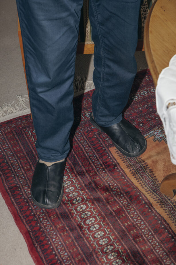 Beine eines alten Mannes mit Pantoffeln