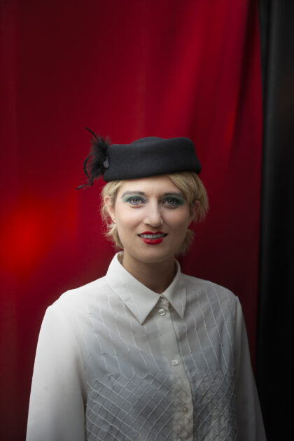 Portrait Frau vor einem roten Hintergrund