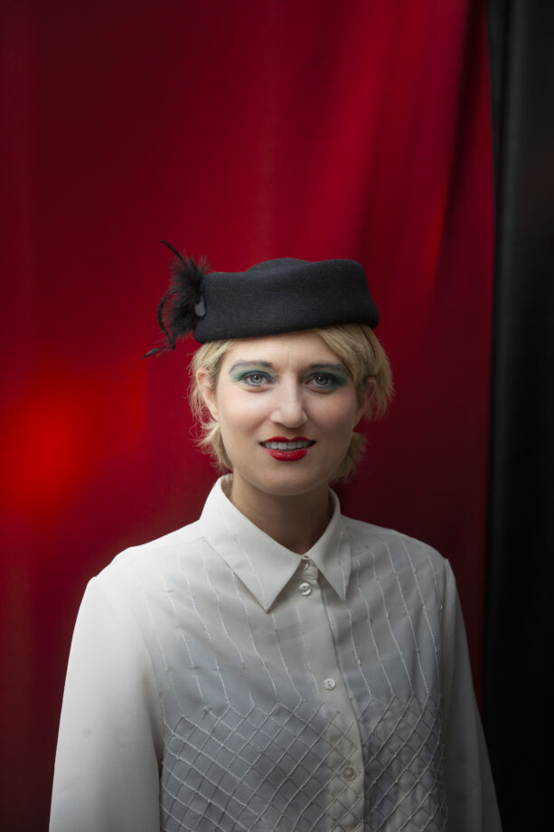 Portrait Frau vor einem roten Hintergrund