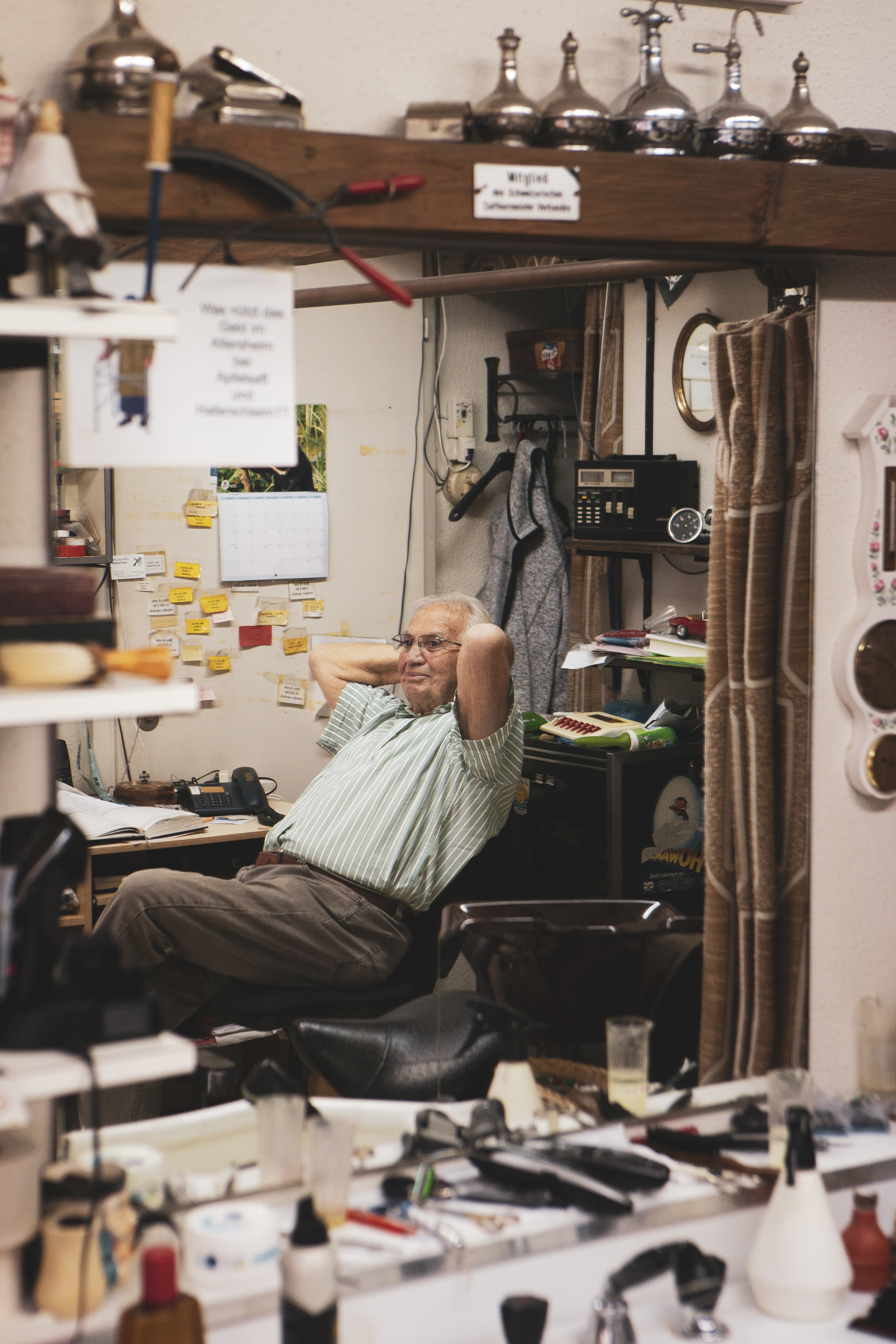 Mann in einem alten Friseursalon