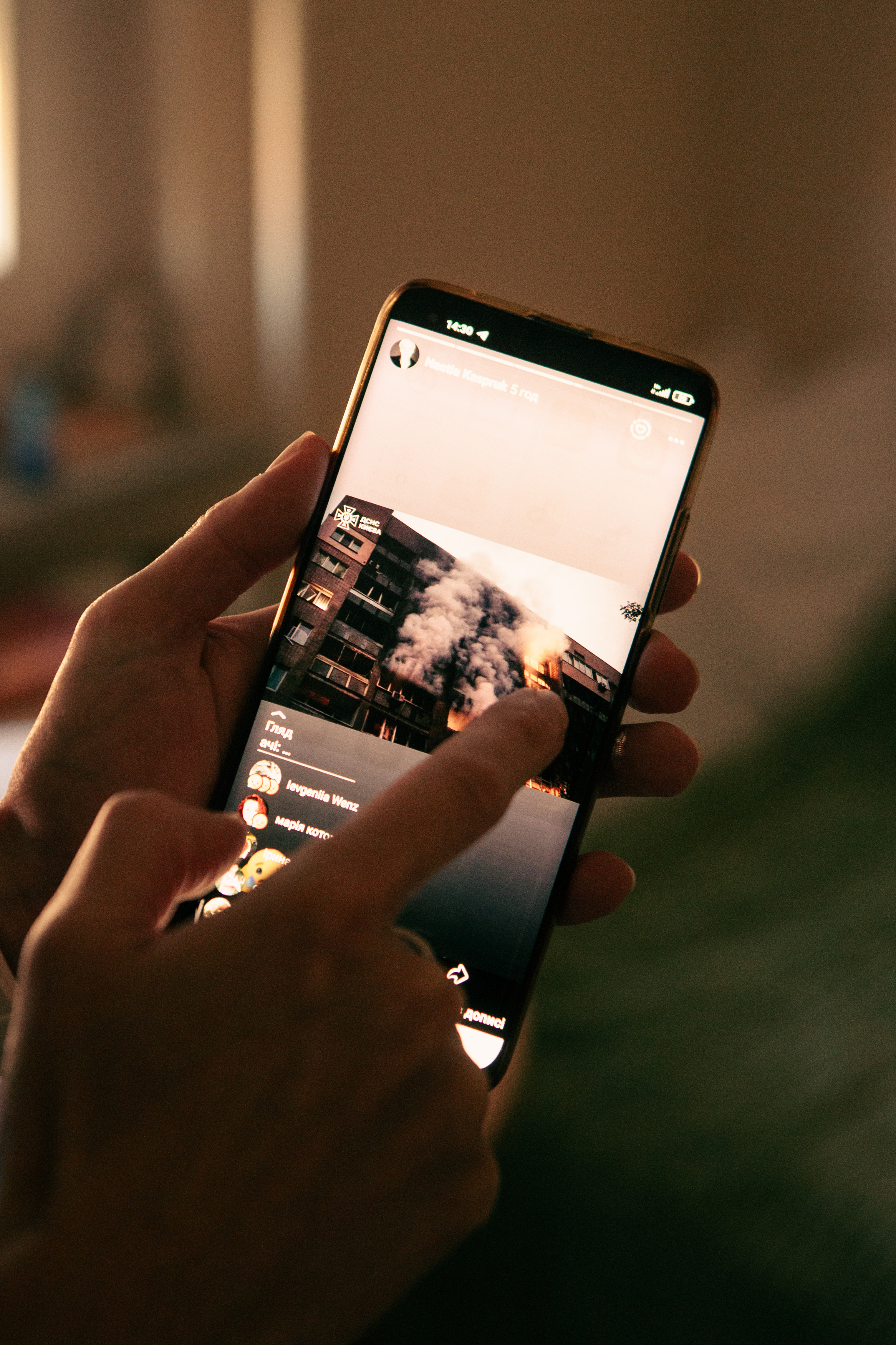 Smartphone mit Kriegsbildern drauf