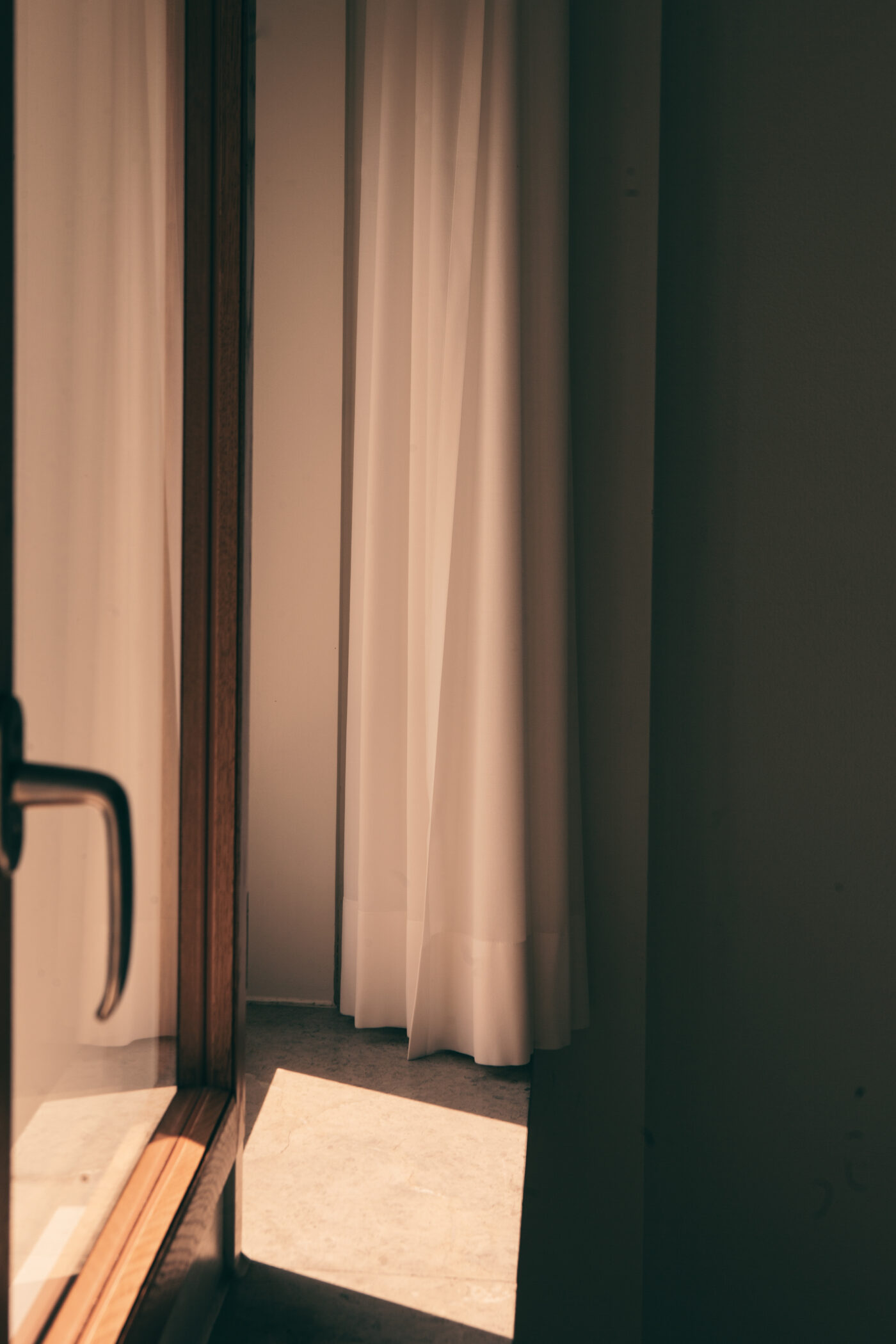 Fenster mit Licht und Schatten