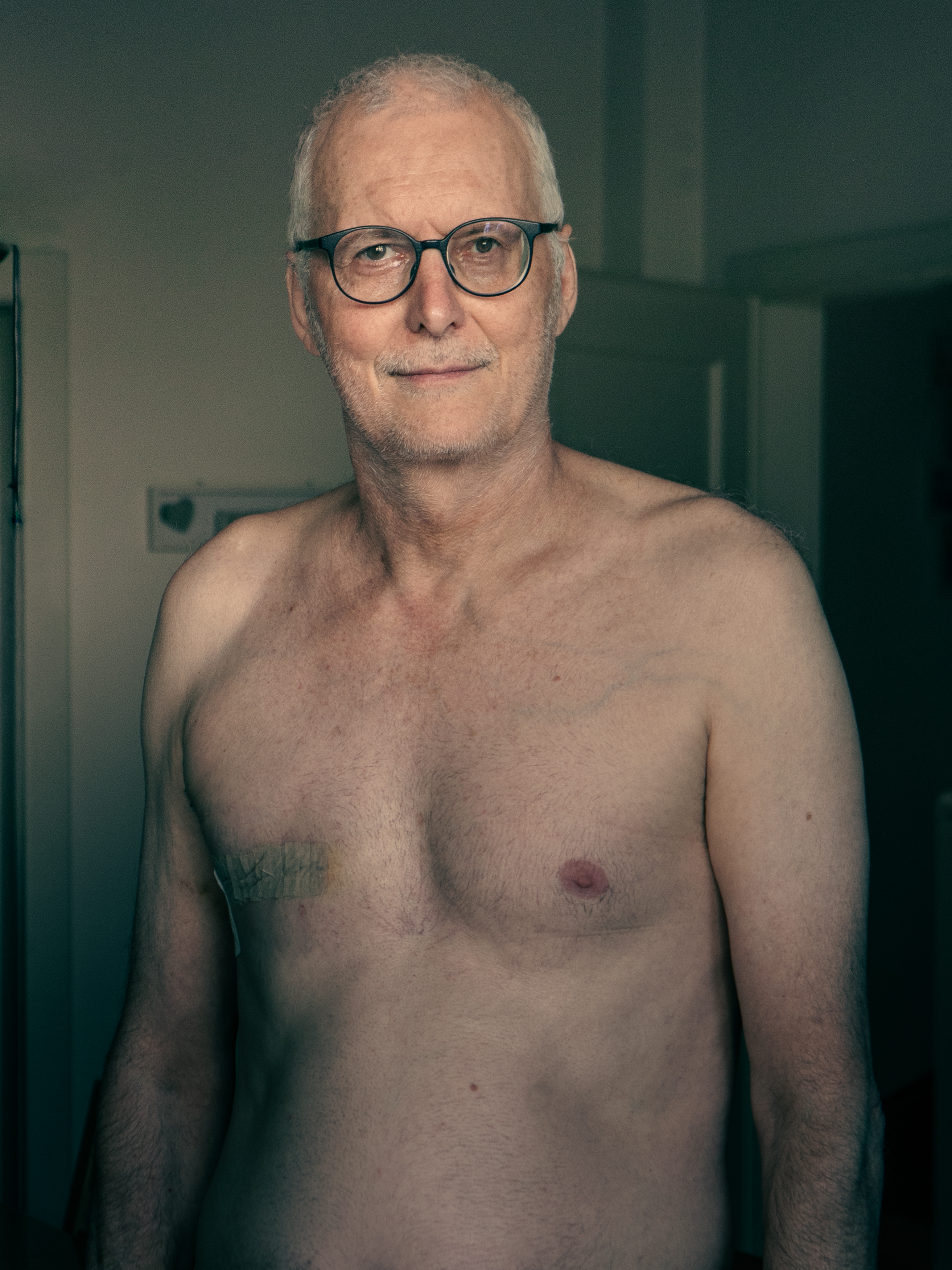 Älterer Mann mit Brustrebs
