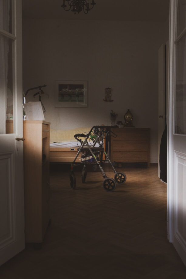 Rollator in einem Zimmer