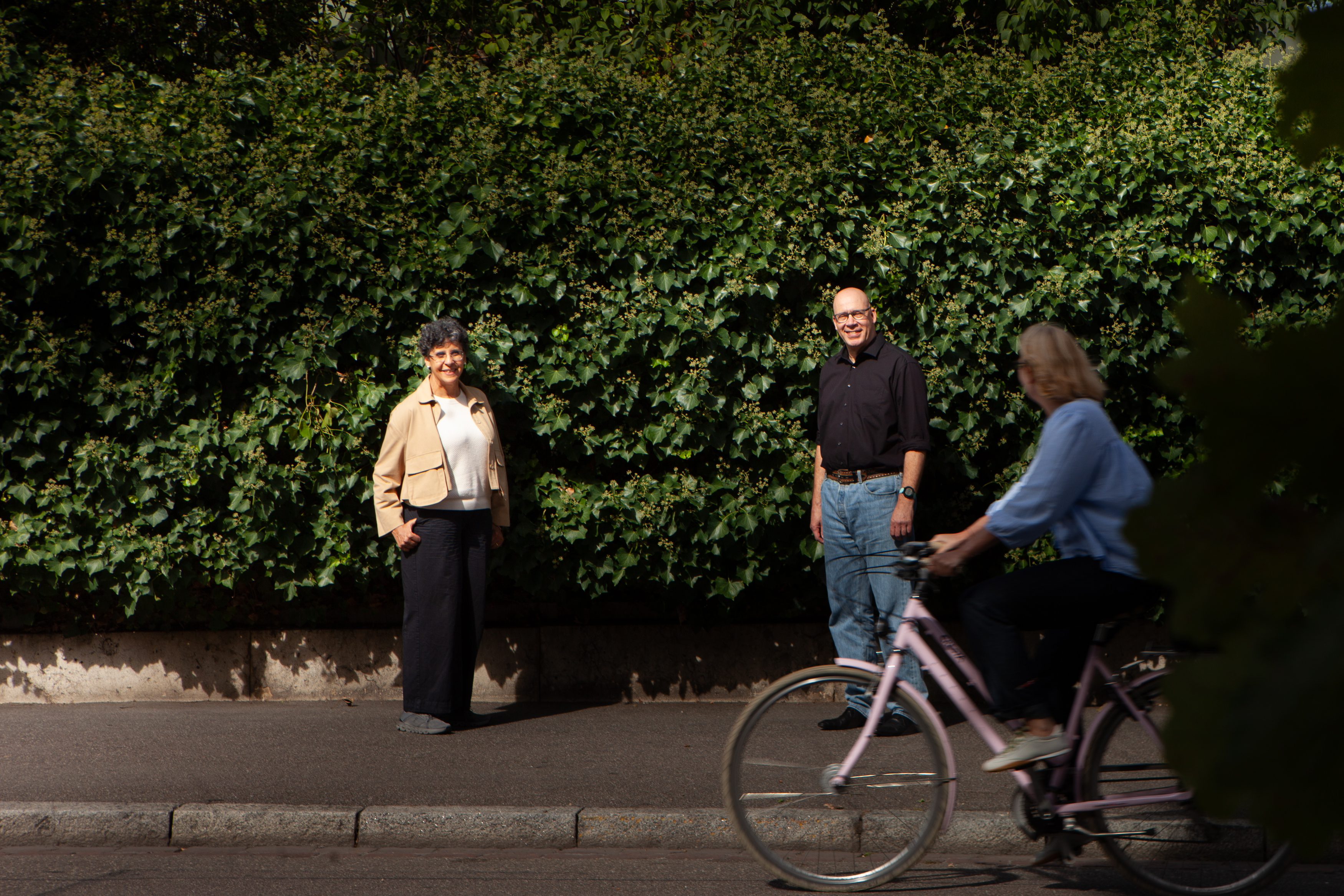 Frau und Mann an einer Strasse