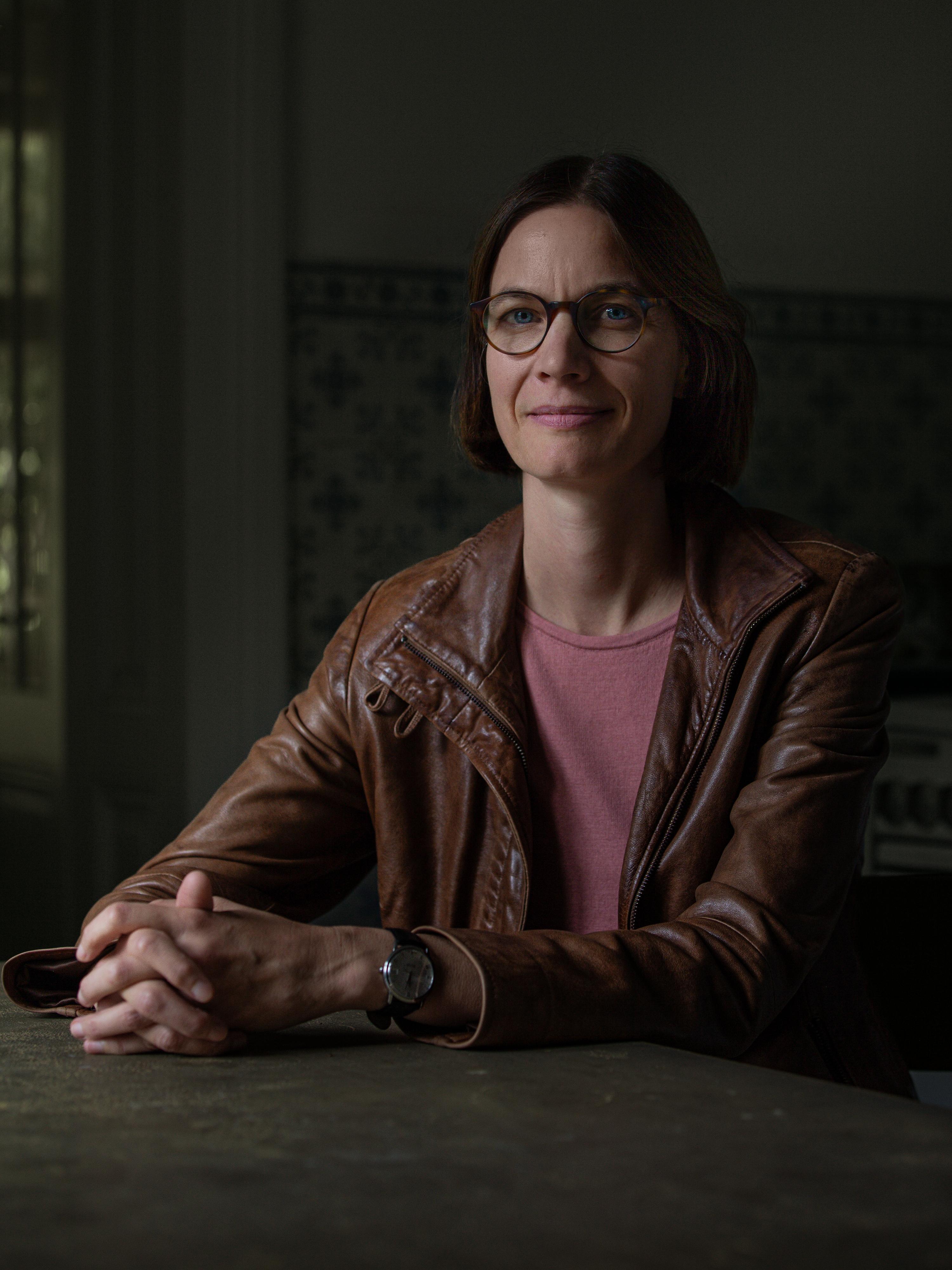 Frau sitzend an einem Holztisch